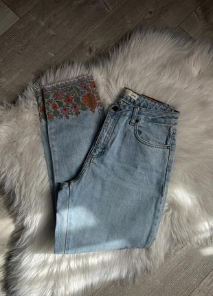 Джинси мом з вишивкою