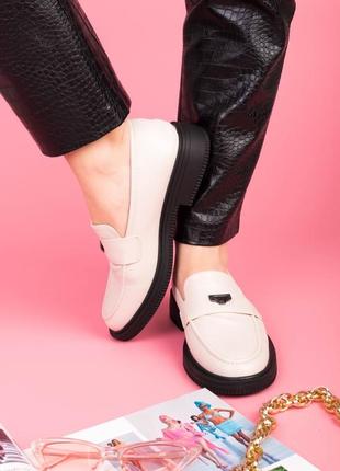 Жіночі світло-бежеві туфлі з еко-шкіри