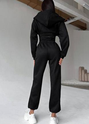 Замшевый костюм двойка: худи укороченный с эффектом корсета на замке и брюки джоггеры свободного кроя на высокой посадке черный молочный качественный4 фото