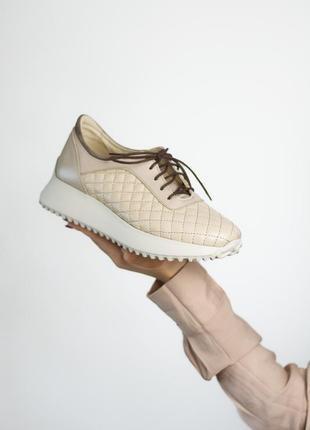 Кросівки жіночі