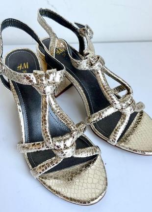 Вечерняя обувь h&m коктейльные босоножки туфли на каблуке золотой металлик2 фото