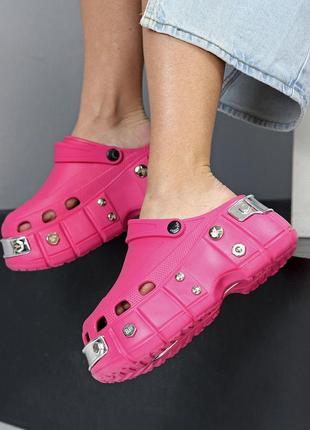 Эффектные ультра модные легкие розовые кроксы на платформе металлик декор6 фото