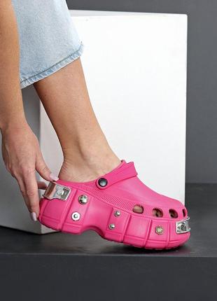 Эффектные ультра модные легкие розовые кроксы на платформе металлик декор7 фото