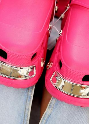 Эффектные ультра модные легкие розовые кроксы на платформе металлик декор8 фото