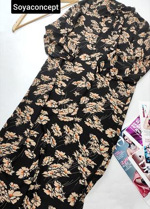 Платье женское длинное черного цвета в цветочный принт от бренда soyaconcept m