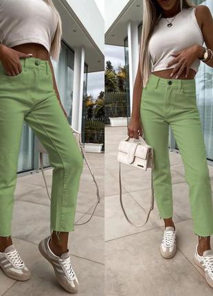 Жіночі джинси слоучі з модним необробленим низом4 фото