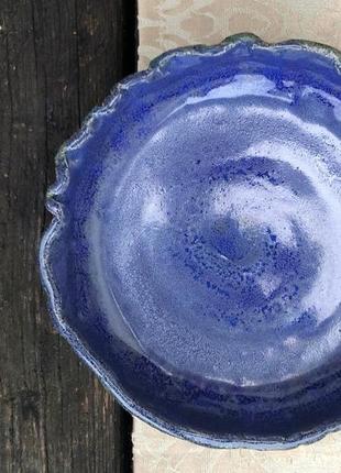 Фиолетовые керамические тарелки ручной работы с волнистыми краями4 фото