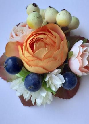 Заколка із штучних квітів