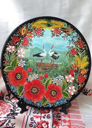 Декоративная деревянная тарелка "аисты", авторская ручная роспись. петриковская роспись.3 фото