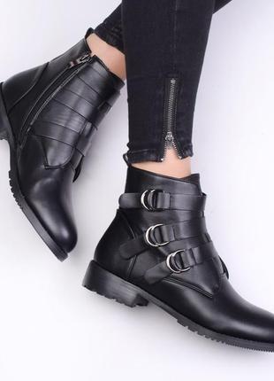 Стильные черные осенние деми ботинки низкий ход с ремешками