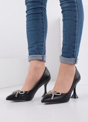 Жіночі чорні туфлі з бантиком
