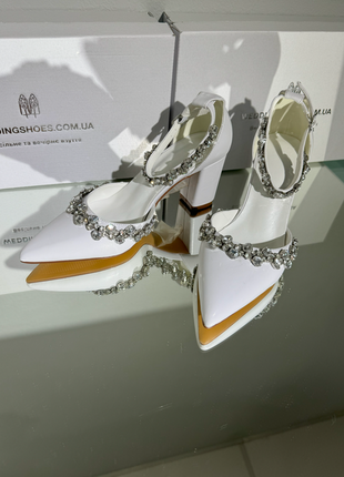Свадебные туфли для невесты с камушками, на квадратных каблуках 8 см5 фото