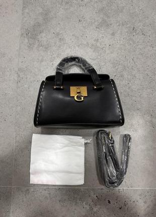 Черная, стильная сумка guess с длинным ремнем в комплекте1 фото