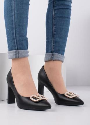 Женские черные туфли с брошью1 фото