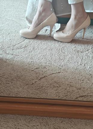 Лакированные лодочки на каблуке с платформой