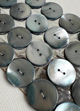 Пуговица 7/666 гладкая голубого оттенка перламутровая 2отв 24мм серая ракуш