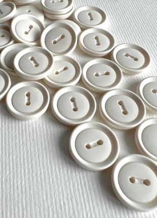 Ґудзик костюмний з тоненьким бортиком матовий 2отв білий 18мм пластик