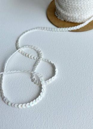 600/126 лента с пайетками тоненькая белая 5мм акрил