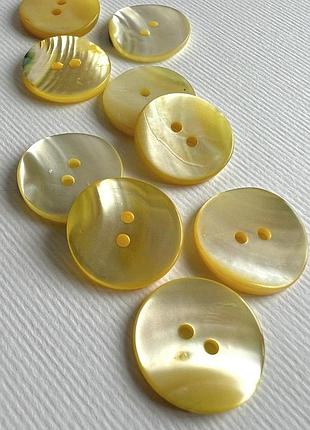 Пуговица 7/595 костюмная изогнутая 2отв желтая 22мм ракуш