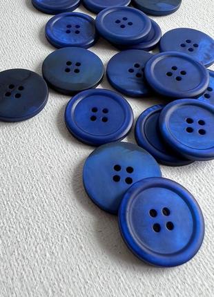 Ґудзик костюмний бортик яскравий 4отв синій 23мм мушля