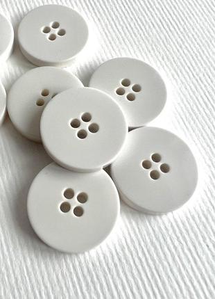 Пуговица костюмная плоска матовая 4отв белая 20мм пластик