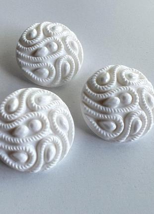 Пуговица  костюмная в етро стиле на ножке белая 28мм пластик