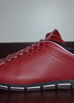 Кросівки бордового кольору