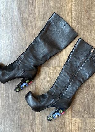 Кожаные черные сапоги с красивым декором на каблуке