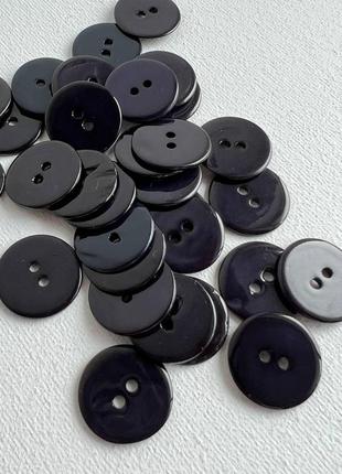 Пуговица гладкая потертая 2отв черная 17мм ракуш