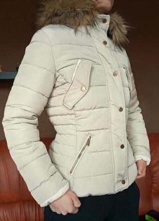 Тепла куртка кремового кольору з капюшоном та хутром h&m 32(xs)8 фото