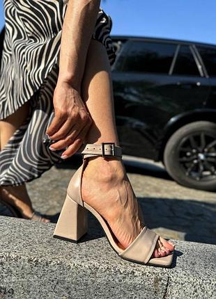 Босоніжки шкіряні бежеві на підборах 8см