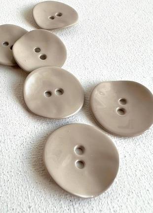Пуговица костюмная гладкая и тонкая 2отв бежевая 27мм металл
