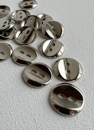 Пуговица костюмная изогнутая 2отв серебро 22мм металл