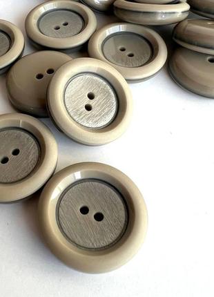 Пуговица  костюмная бортик серая серединка 2отв бежевая 17мм пластик