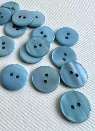 Ґудзик сорочковий тонкий глянцевий світлий 2отв блакитний 17мм мушля