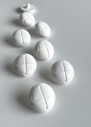 Ґудзик костюмний плетений на ніжці білий 20мм пластик