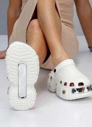 Эффектные ультра модные легкие белые кроксы на платформе металлик декор6 фото