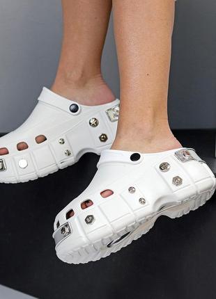 Эффектные ультра модные легкие белые кроксы на платформе металлик декор10 фото