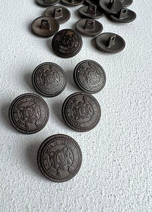 Пуговица костюмная  с гербом на ножке коричневая 18мм металл