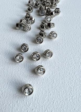 6/050 пуговица блузочная на ножке с камушком серебряная 8мм пластик