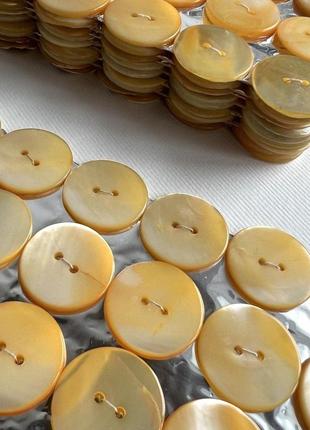 Пуговица 7/597 костюмная плоская 2отв желтая 22мм ракуш