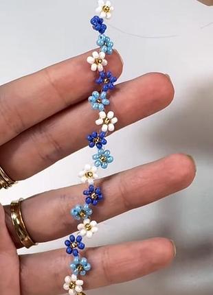 Цветочный браслет ромашки с цветочками из бисера чокер синий голубой белый цветы украшение