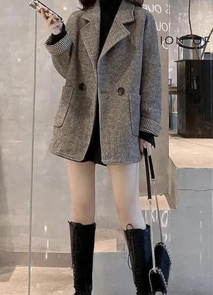 Пиджак на пуговицах