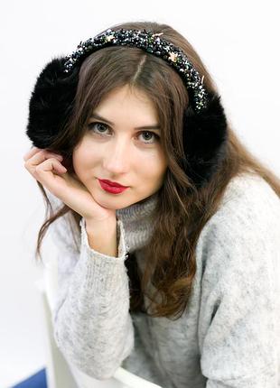 Меховые наушники, расшиты хрусталём и стразами изумрудного цвета, размер универсальный