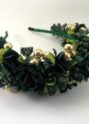 Венок с зелеными цветами и золотистыми бусинами3 фото