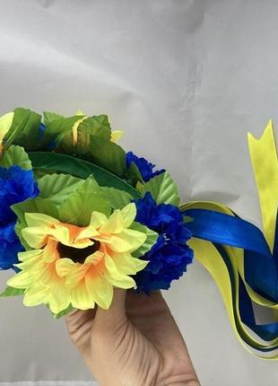 Украинский венок с большими цветами и лентами