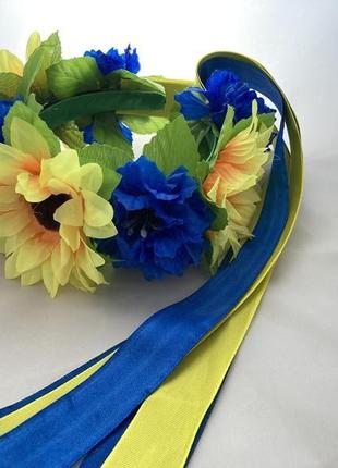 Украинский венок с большими цветами и лентами