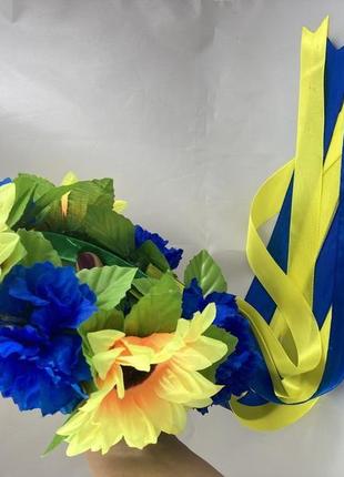 Украинский венок с большими цветами и лентами
