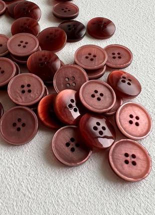 600/247 пуговица рубашечна большая  4отв коричневая 14мм пластик