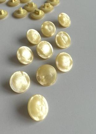 Пуговица  костюмная плоская на ножке желтая 15мм пластик